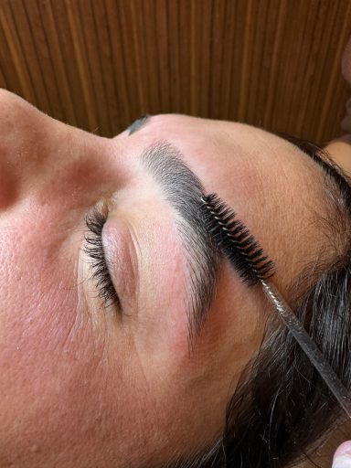 Diseño de cejas con depilación a hilo